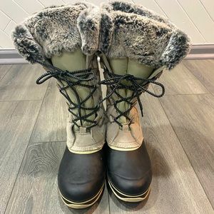 Women’s black and gray winter boots only worn once